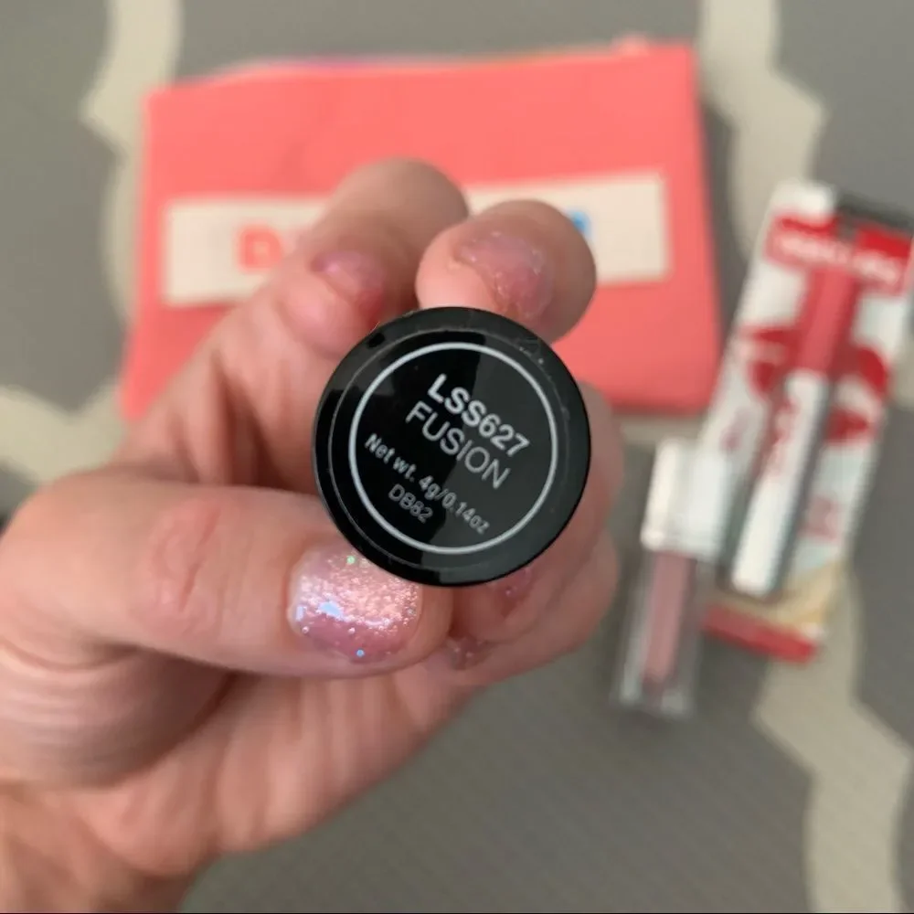 6 Piece Makeup Lot with Makeup Bag! Maybelline, CoverGirl, Nyx,‎ Mellie
